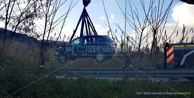 Catanzaro, esce fuori strada e fa un volo di 10 metri: illesi i passeggeri (Foto)