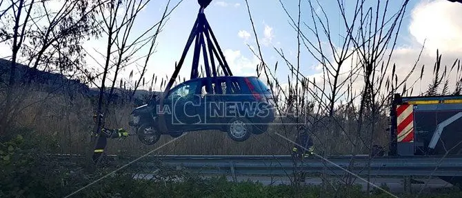 Catanzaro, esce fuori strada e fa un volo di 10 metri: illesi i passeggeri (Foto)