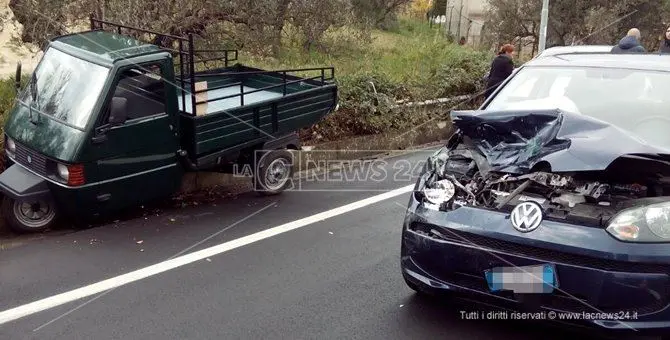 Catanzaro, scontro auto-ape: un ferito