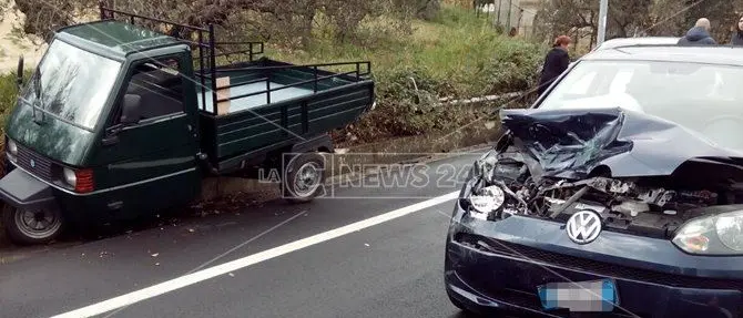 Catanzaro, scontro auto-ape: un ferito