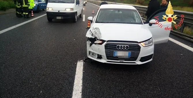 Scontro tra tre auto sull'autostrada A2, tre feriti: uno grave (FOTO)