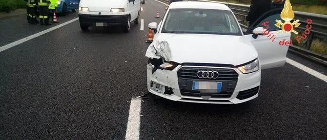 Scontro tra tre auto sull'autostrada A2, tre feriti: uno grave (FOTO)