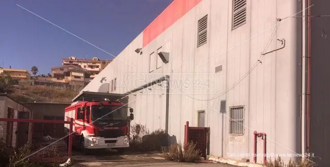Catanzaro, in fiamme il capannone dell'ex Standa