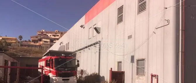 Catanzaro, in fiamme il capannone dell'ex Standa