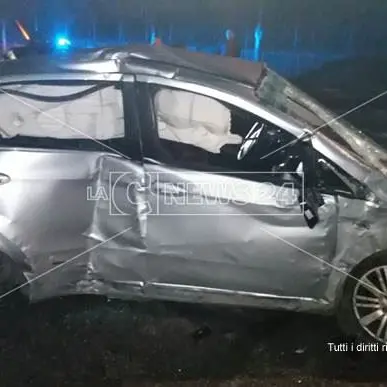 Perde il controllo dell’auto e finisce contro un muro, muore un 20enne