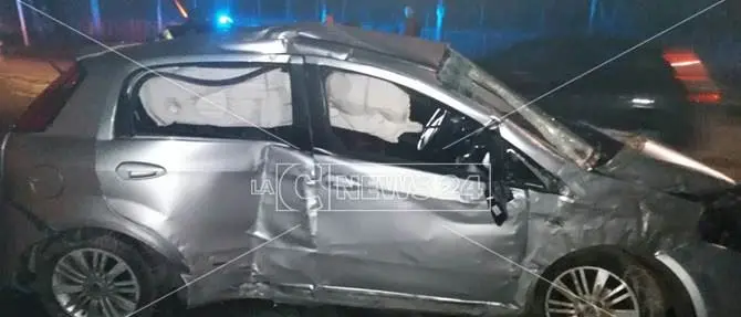 Perde il controllo dell’auto e finisce contro un muro, muore un 20enne