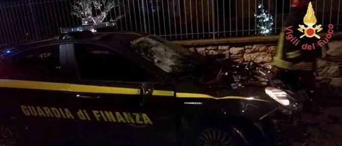 Scontro auto Gdf e Jeep, 4 feriti