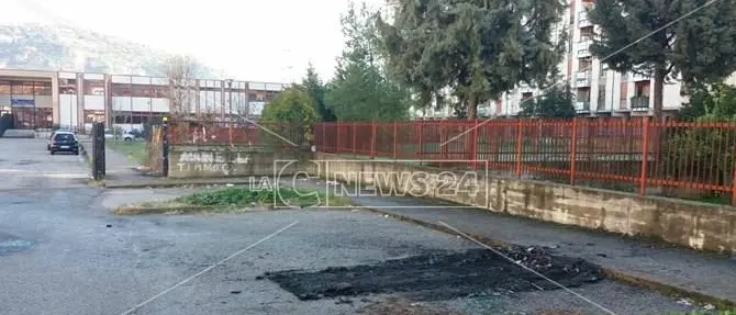 Notte di fuoco a Cosenza, incendiata l’auto dell’assessore De Cicco