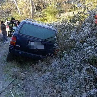 Catanzaro, sbanda con l'auto e finisce fuori strada: illeso