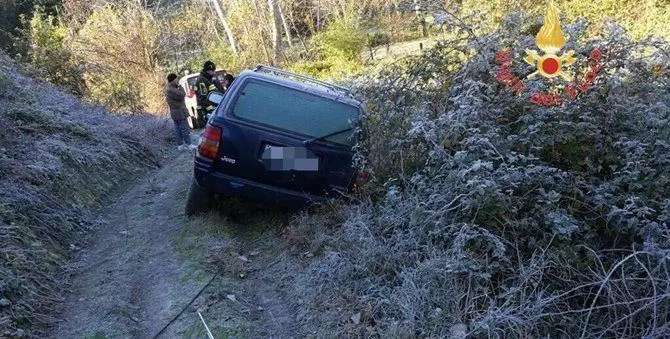 Catanzaro, sbanda con l'auto e finisce fuori strada: illeso