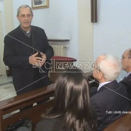 Lo scambio di auguri tra monsignor Nolè ed il Circolo della stampa