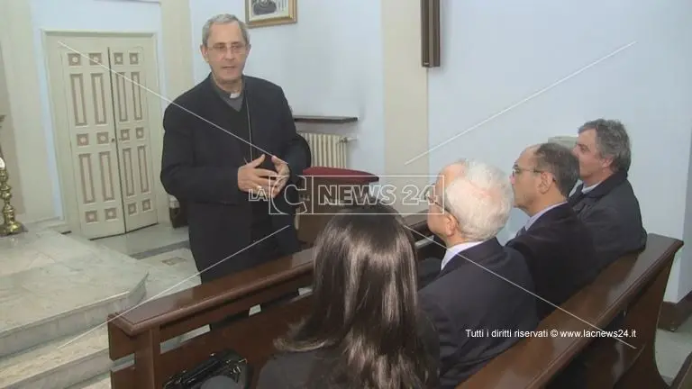 Lo scambio di auguri tra monsignor Nolè ed il Circolo della stampa