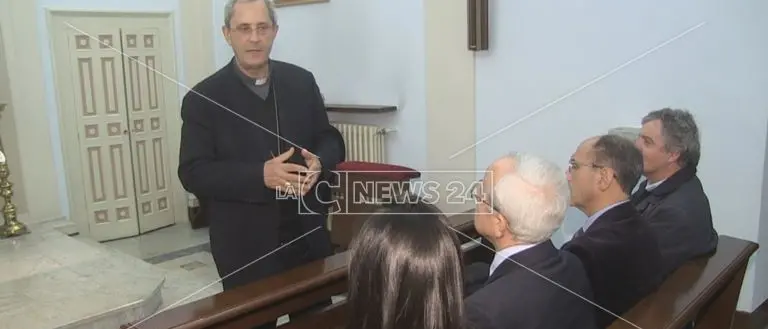 Lo scambio di auguri tra monsignor Nolè ed il Circolo della stampa