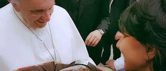 Donata al Papa un’opera dell’“artigiano del presepe” di Reggio