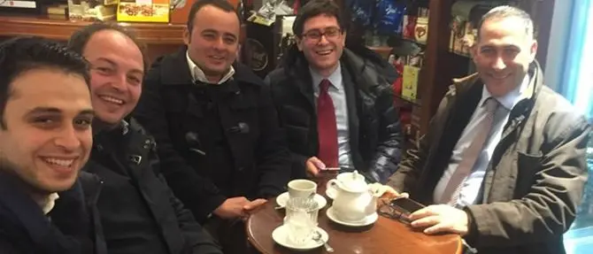 Lo sfottò politico di Censore e Luciano: «Mangialavori stai sereno, noi ci beviamo un tè»