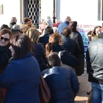 Emergenza idrica a Isola Capo Rizzuto, protesta al Municipio