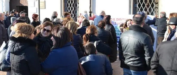 Emergenza idrica a Isola Capo Rizzuto, protesta al Municipio