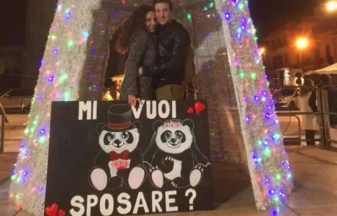 “Mi vuoi sposare?” Sotto l’albero di Reggio la romantica proposta (VIDEO)