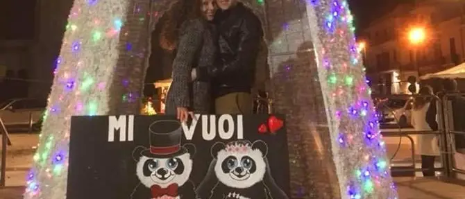 “Mi vuoi sposare?” Sotto l’albero di Reggio la romantica proposta (VIDEO)