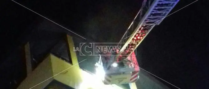 Incendio in un’abitazione a Catanzaro, intervengono i vigili del fuoco