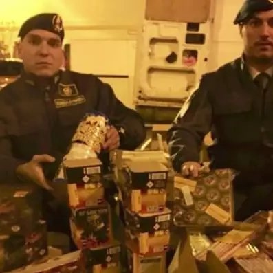 Reggio, a casa e in un furgone 7 quintali di fuochi d’artificio illegali: arrestato