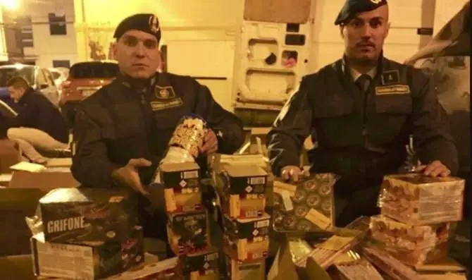 Reggio, a casa e in un furgone 7 quintali di fuochi d’artificio illegali: arrestato