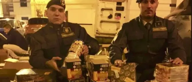 Reggio, a casa e in un furgone 7 quintali di fuochi d’artificio illegali: arrestato
