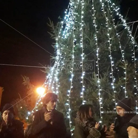 Arghillà accende il suo albero, Paci: «Siamo qui per i più deboli. Non chiedete mai più favori agli 'ndranghetisti» (VIDEO)