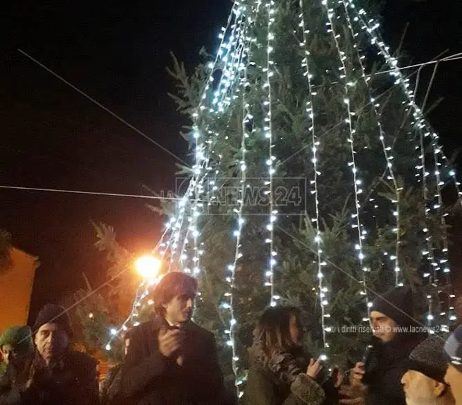 Arghillà accende il suo albero, Paci: «Siamo qui per i più deboli. Non chiedete mai più favori agli 'ndranghetisti» (VIDEO)