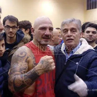 Dall'Isola dei famosi al ring: l'ex campione del mondo Fragomeni vince ancora a 48 anni (VIDEO)