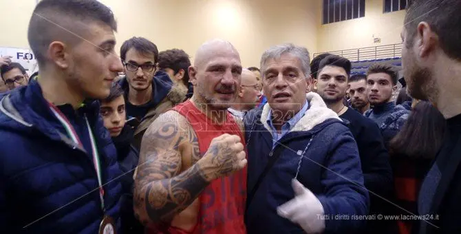 Dall'Isola dei famosi al ring: l'ex campione del mondo Fragomeni vince ancora a 48 anni (VIDEO)