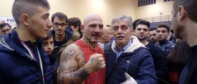 Dall'Isola dei famosi al ring: l'ex campione del mondo Fragomeni vince ancora a 48 anni (VIDEO)