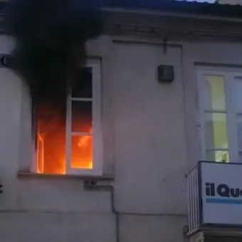 Incendio a Vibo, per intervenire i pompieri devono rimuovere le barriere anti-terrorismo (VIDEO)
