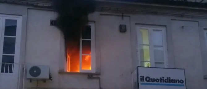 Incendio a Vibo, per intervenire i pompieri devono rimuovere le barriere anti-terrorismo (VIDEO)