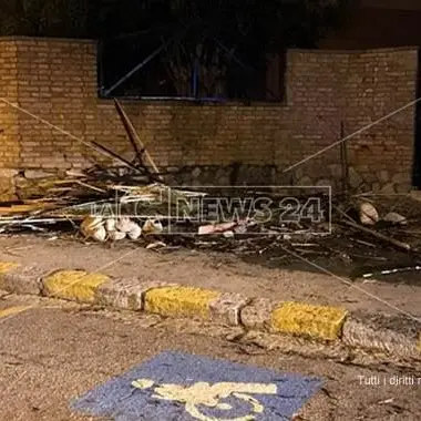 Caulonia Marina, a fuoco la capanna del presepe