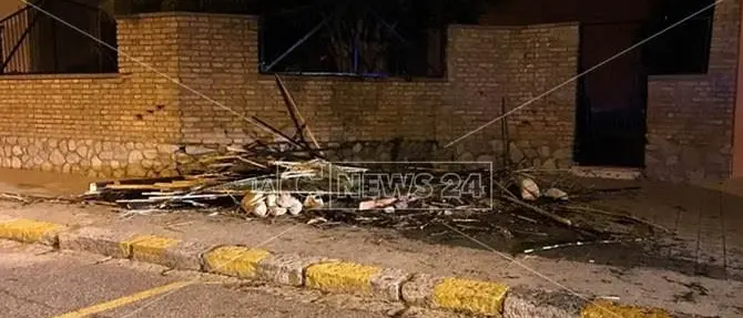 Caulonia Marina, a fuoco la capanna del presepe