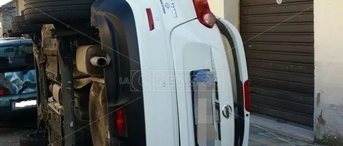 Catanzaro, Nissan si ribalta a Santa Maria: ferita la conducente