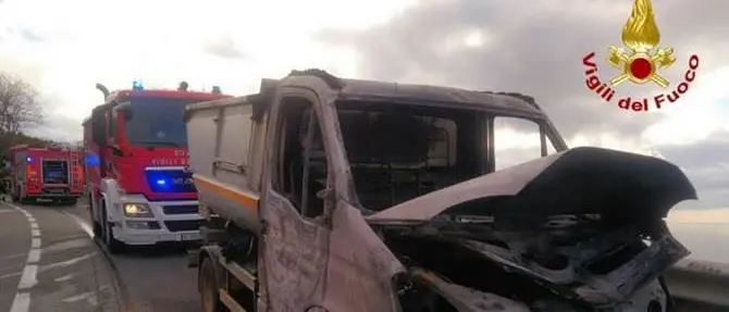 Paola, in fiamme camion della raccolta rifiuti sulla statale 107