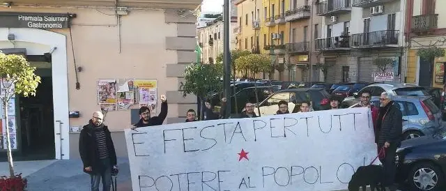 No al lavoro festivo, sit-in di 'Potere al Popolo' a Cosenza