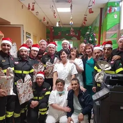 Pompieri in corsia tra i bambini ricoverati all'Annunziata