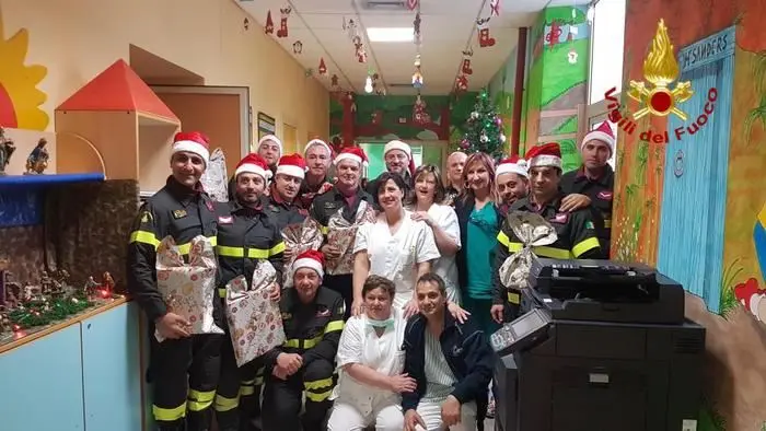Pompieri in corsia tra i bambini ricoverati all'Annunziata