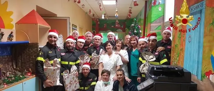Pompieri in corsia tra i bambini ricoverati all'Annunziata