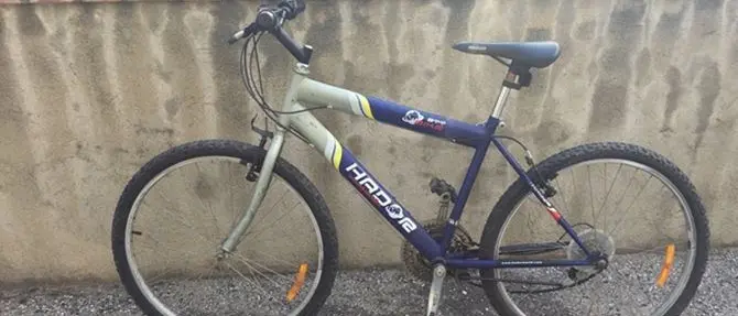 Investe un giovane in bici davanti ai carabinieri per vendicare il figlio