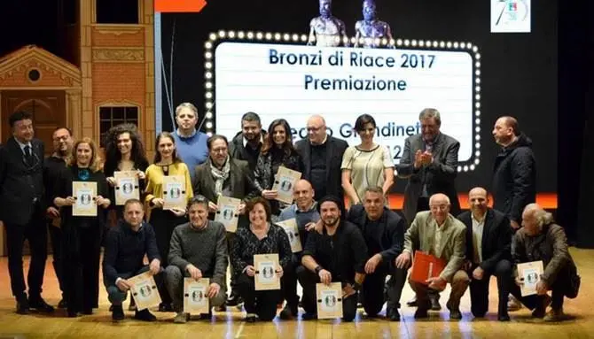 Teatro, a Lamezia premiate le compagnie vincitrici del premio “Bronzi di Riace”