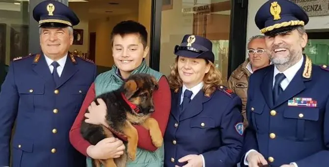 Truffati per il cane destinato al figlio malato, ci pensa la polizia a regalargli un cucciolo