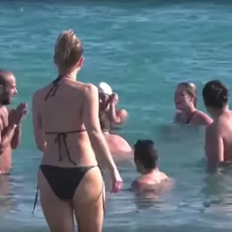 Tutti in acqua a Locri per l’ultimo tuffo dell’anno (VIDEO)