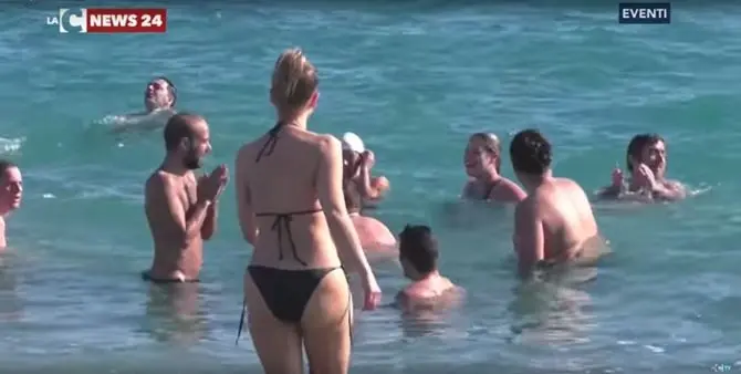 Tutti in acqua a Locri per l’ultimo tuffo dell’anno (VIDEO)