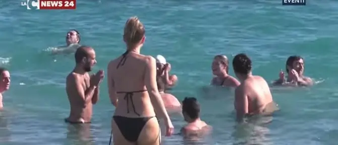 Tutti in acqua a Locri per l’ultimo tuffo dell’anno (VIDEO)