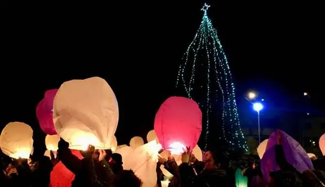 Luci, colori e desideri nella “Notte delle lanterne” a San Roberto