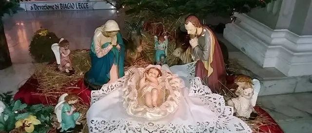 Cosenza, ruba il bambinello in Chiesa ma un carabiniere in pensione la convince a restituirlo